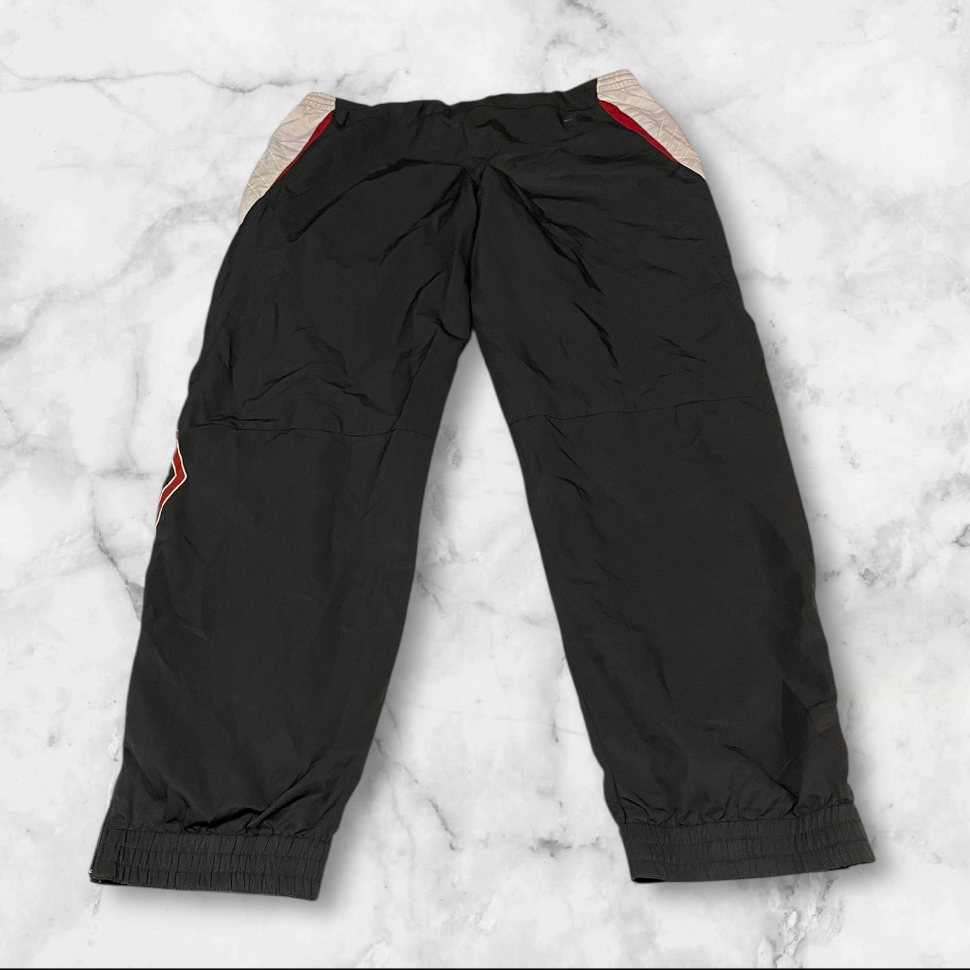 Entdecke unsere Vintage Track Pants von Nike und anderen Marken, erhältlich bei Valuxery.de - Dein Shop für trendige Vintage - Kleidung. Unsere Track Pants sind aus hochwertigen Materialien und