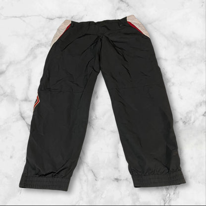 Entdecke unsere Vintage Track Pants von Nike und anderen Marken, erhältlich bei Valuxery.de - Dein Shop für trendige Vintage - Kleidung. Unsere Track Pants sind aus hochwertigen Materialien und