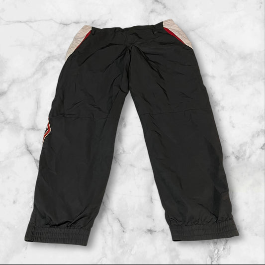Entdecke unsere Vintage Track Pants von Nike und anderen Marken, erhältlich bei Valuxery.de - Dein Shop für trendige Vintage - Kleidung. Unsere Track Pants sind aus hochwertigen Materialien und