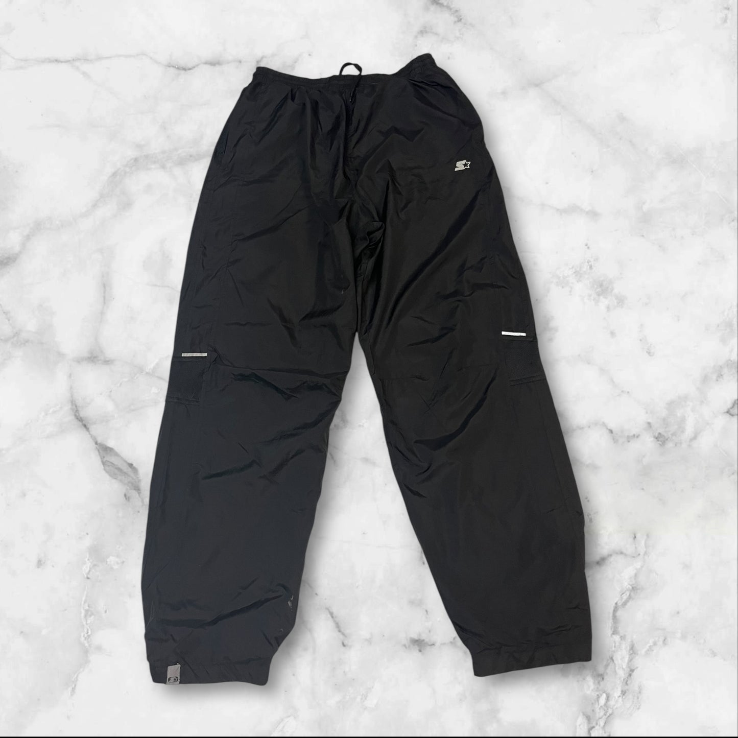 Entdecke unsere Vintage Track Pants von Nike und anderen Marken, erhältlich bei Valuxery.de - Dein Shop für trendige Vintage - Kleidung. Unsere Track Pants sind aus hochwertigen Materialien und
