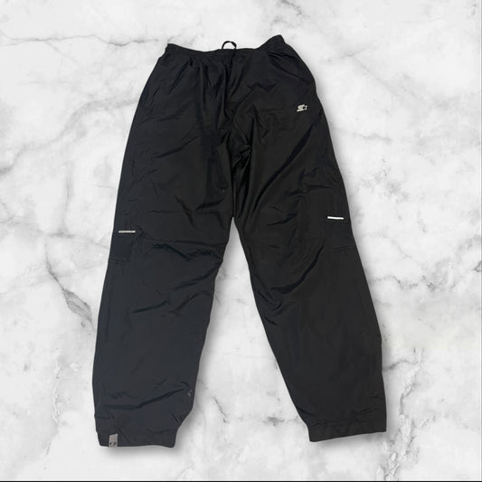 Entdecke unsere Vintage Track Pants von Nike und anderen Marken, erhältlich bei Valuxery.de - Dein Shop für trendige Vintage - Kleidung. Unsere Track Pants sind aus hochwertigen Materialien und