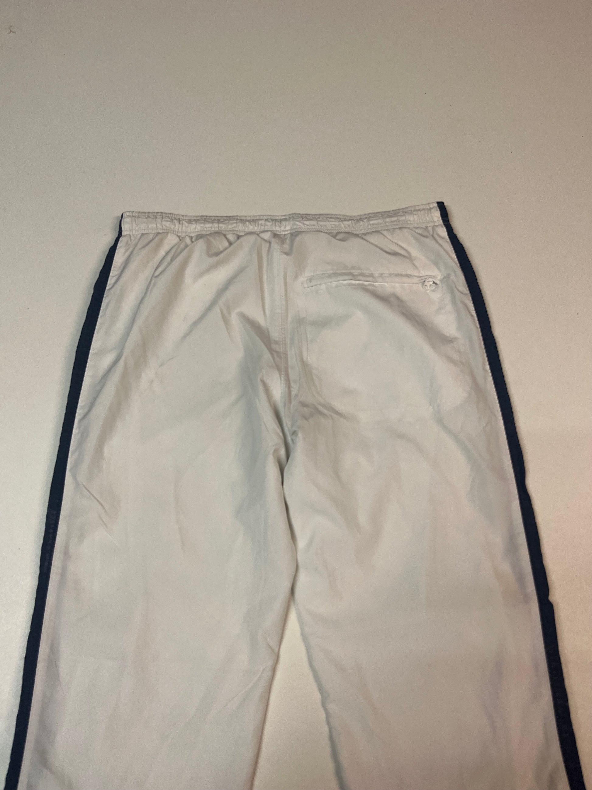 Entdecke unsere Vintage Track Pants von Nike und anderen Marken, erhältlich bei Valuxery.de - Dein Shop für trendige Vintage - Kleidung. Unsere Track Pants sind aus hochwertigen Materialien und