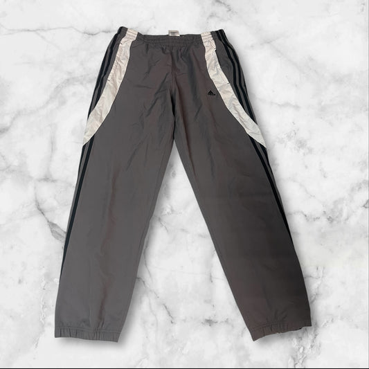 Entdecke unsere Vintage Track Pants von Nike und anderen Marken, erhältlich bei Valuxery.de - Dein Shop für trendige Vintage - Kleidung. Unsere Track Pants sind aus hochwertigen Materialien und