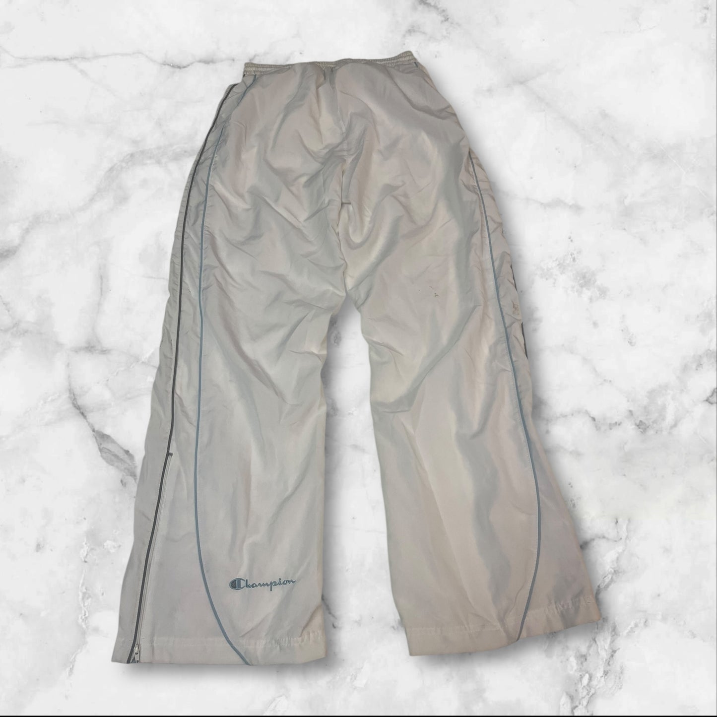 Entdecke unsere Vintage Track Pants von Nike und anderen Marken, erhältlich bei Valuxery.de - Dein Shop für trendige Vintage - Kleidung. Unsere Track Pants sind aus hochwertigen Materialien und