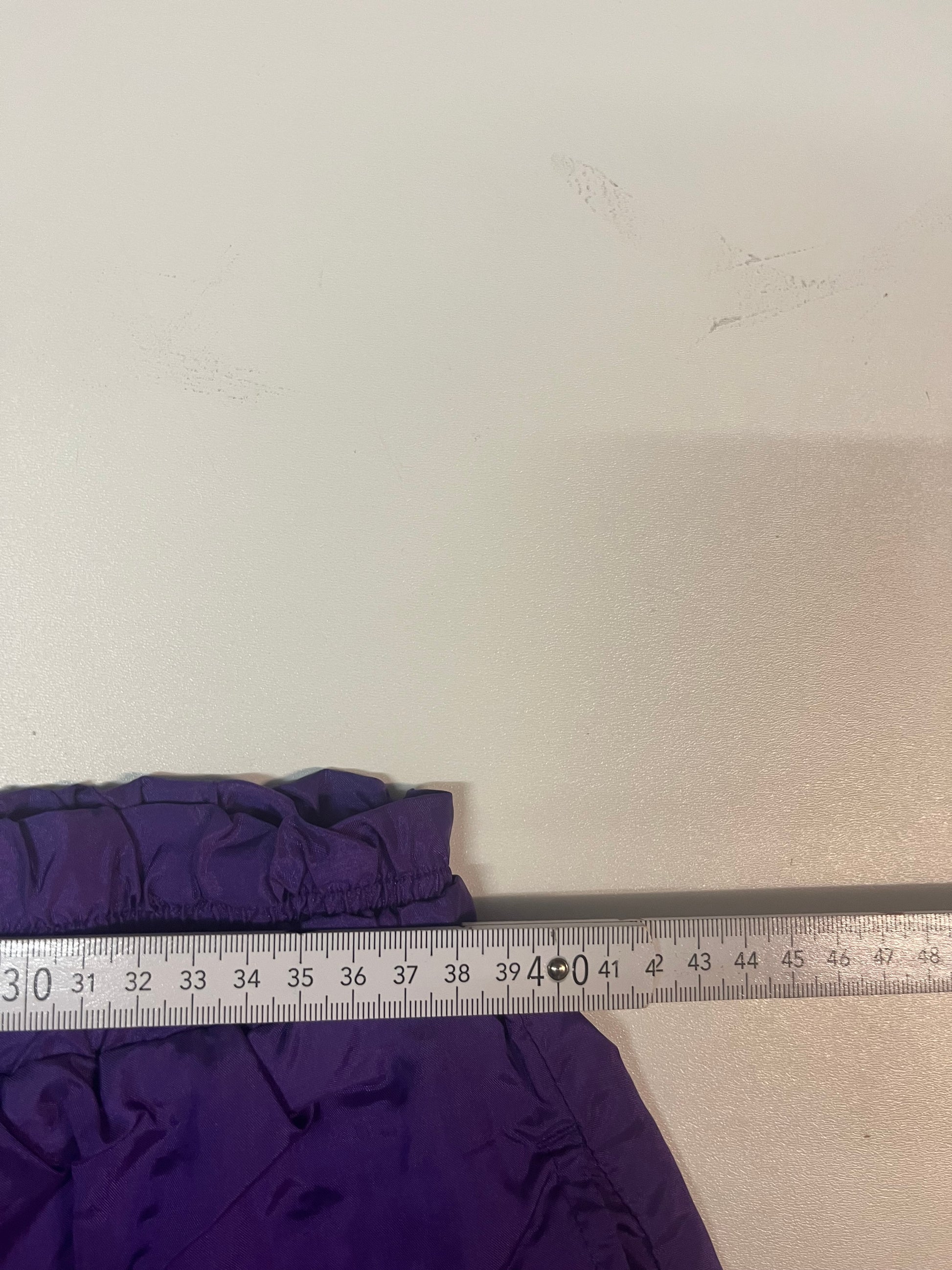 Entdecke unsere Vintage Track Pants von Nike und anderen Marken, erhältlich bei Valuxery.de - Dein Shop für trendige Vintage - Kleidung. Unsere Track Pants sind aus hochwertigen Materialien und