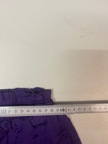 Entdecke unsere Vintage Track Pants von Nike und anderen Marken, erhältlich bei Valuxery.de - Dein Shop für trendige Vintage - Kleidung. Unsere Track Pants sind aus hochwertigen Materialien und