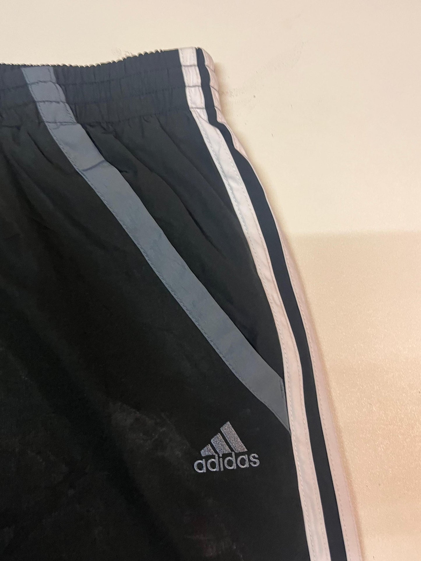 Entdecke unsere Vintage Track Pants von Nike und anderen Marken, erhältlich bei Valuxery.de - Dein Shop für trendige Vintage - Kleidung. Unsere Track Pants sind aus hochwertigen Materialien und