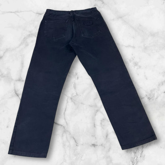 Entdecke unsere Vintage Track Pants von Nike und anderen Marken, erhältlich bei Valuxery.de - Dein Shop für trendige Vintage - Kleidung. Unsere Track Pants sind aus hochwertigen Materialien und