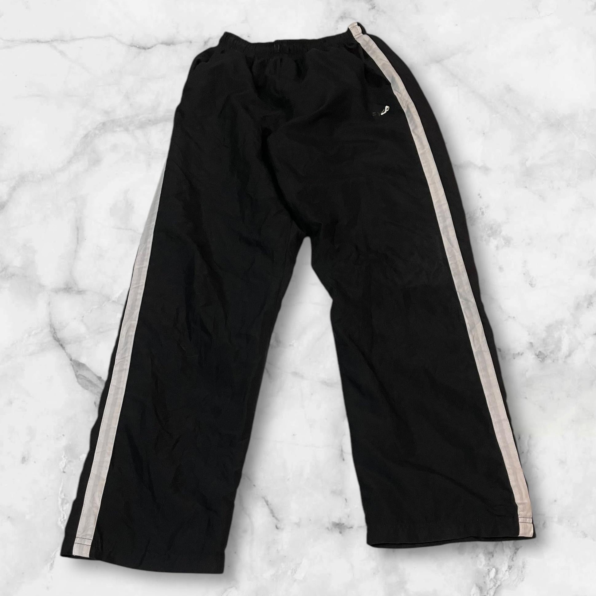 Entdecke unsere Vintage Track Pants von Nike und anderen Marken, erhältlich bei Valuxery.de - Dein Shop für trendige Vintage - Kleidung. Unsere Track Pants sind aus hochwertigen Materialien und