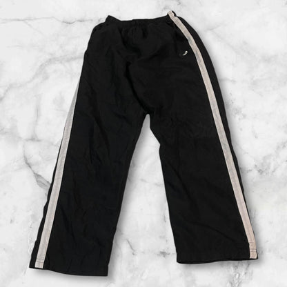 Entdecke unsere Vintage Track Pants von Nike und anderen Marken, erhältlich bei Valuxery.de - Dein Shop für trendige Vintage - Kleidung. Unsere Track Pants sind aus hochwertigen Materialien und