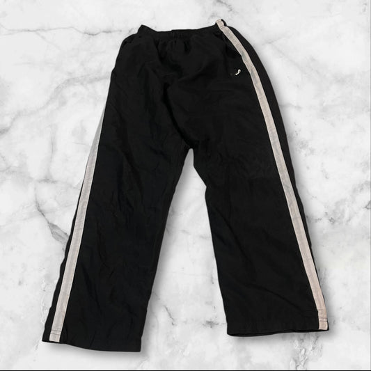 Entdecke unsere Vintage Track Pants von Nike und anderen Marken, erhältlich bei Valuxery.de - Dein Shop für trendige Vintage - Kleidung. Unsere Track Pants sind aus hochwertigen Materialien und