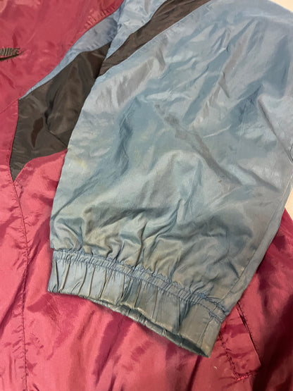 Entdecke unsere Vintage Track Pants von Nike und anderen Marken, erhältlich bei Valuxery.de - Dein Shop für trendige Vintage - Kleidung. Unsere Track Pants sind aus hochwertigen Materialien und