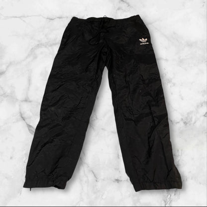 Entdecke unsere Vintage Track Pants von Nike und anderen Marken, erhältlich bei Valuxery.de - Dein Shop für trendige Vintage - Kleidung. Unsere Track Pants sind aus hochwertigen Materialien und