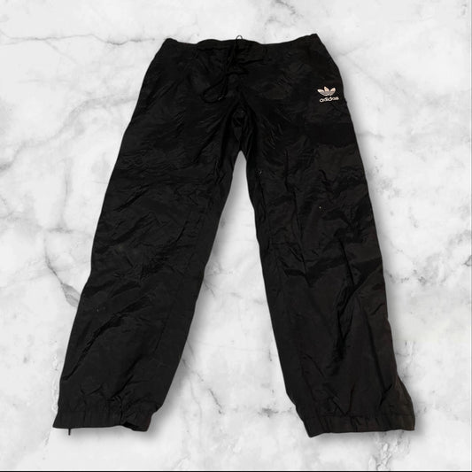 Entdecke unsere Vintage Track Pants von Nike und anderen Marken, erhältlich bei Valuxery.de - Dein Shop für trendige Vintage - Kleidung. Unsere Track Pants sind aus hochwertigen Materialien und