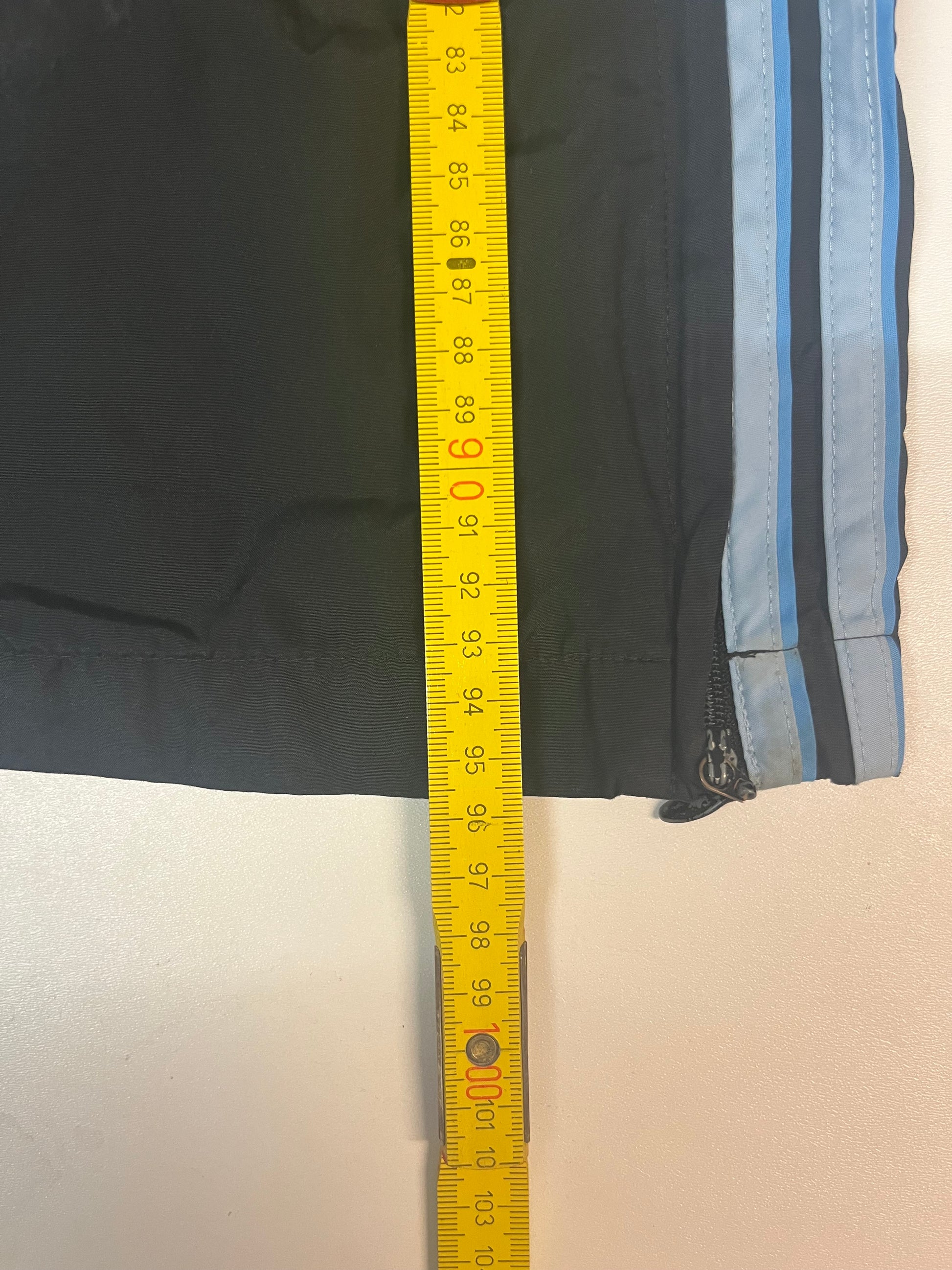 Entdecke unsere Vintage Track Pants von Nike und anderen Marken, erhältlich bei Valuxery.de - Dein Shop für trendige Vintage - Kleidung. Unsere Track Pants sind aus hochwertigen Materialien und