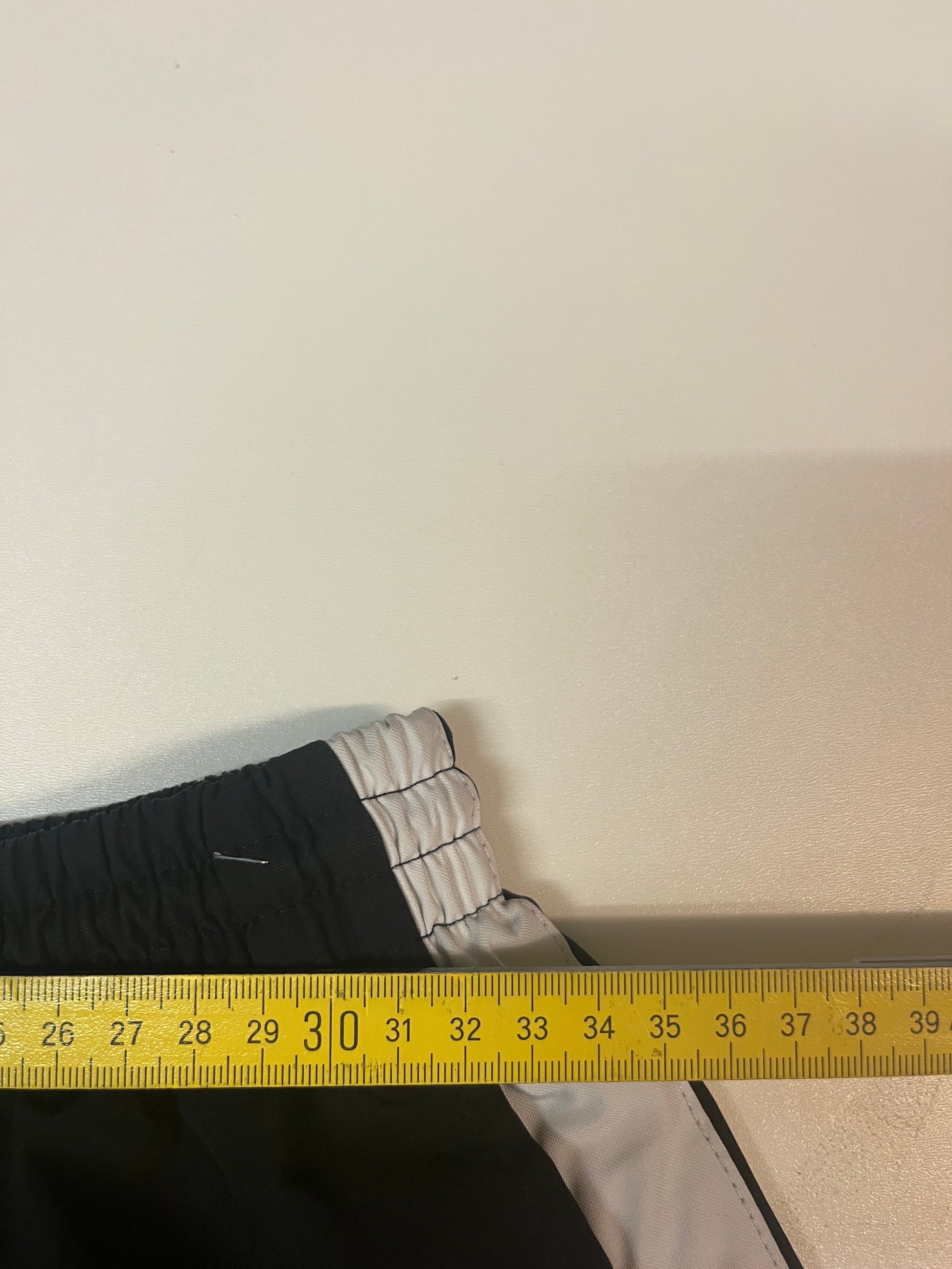 Entdecke unsere Vintage Track Pants von Nike und anderen Marken, erhältlich bei Valuxery.de - Dein Shop für trendige Vintage - Kleidung. Unsere Track Pants sind aus hochwertigen Materialien und