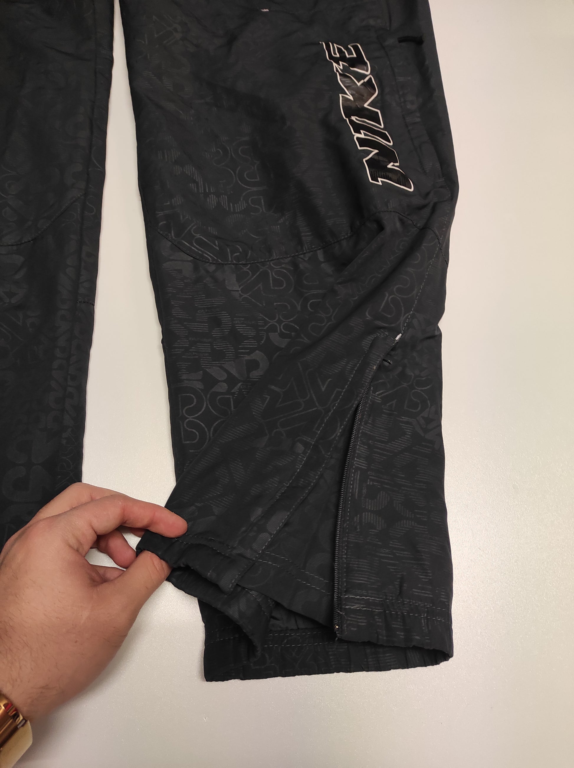 Entdecke unsere Vintage Track Pants von Nike und anderen Marken, erhältlich bei Valuxery.de - Dein Shop für trendige Vintage - Kleidung. Unsere Track Pants sind aus hochwertigen Materialien und