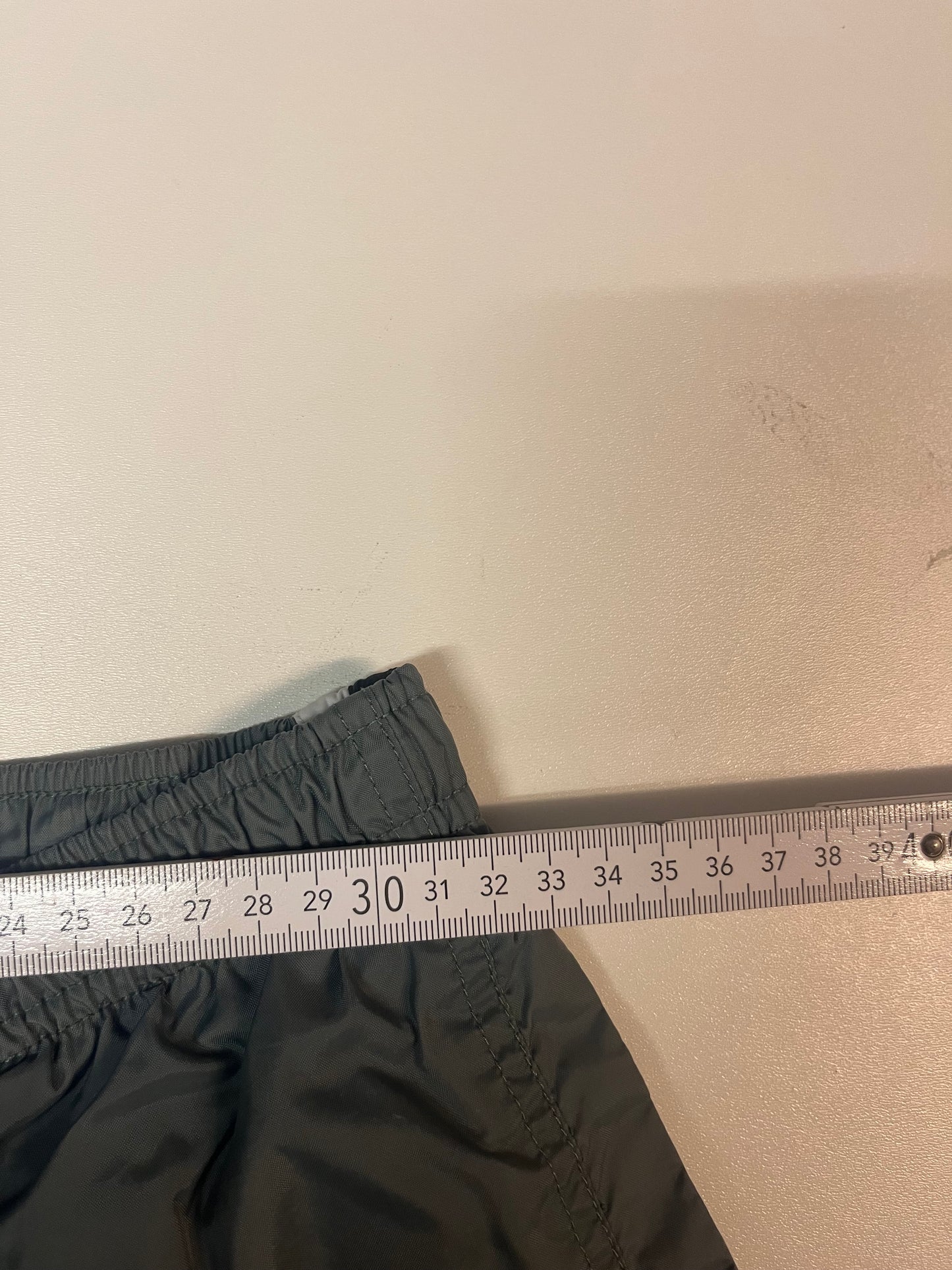 Entdecke unsere Vintage Track Pants von Nike und anderen Marken, erhältlich bei Valuxery.de - Dein Shop für trendige Vintage - Kleidung. Unsere Track Pants sind aus hochwertigen Materialien und