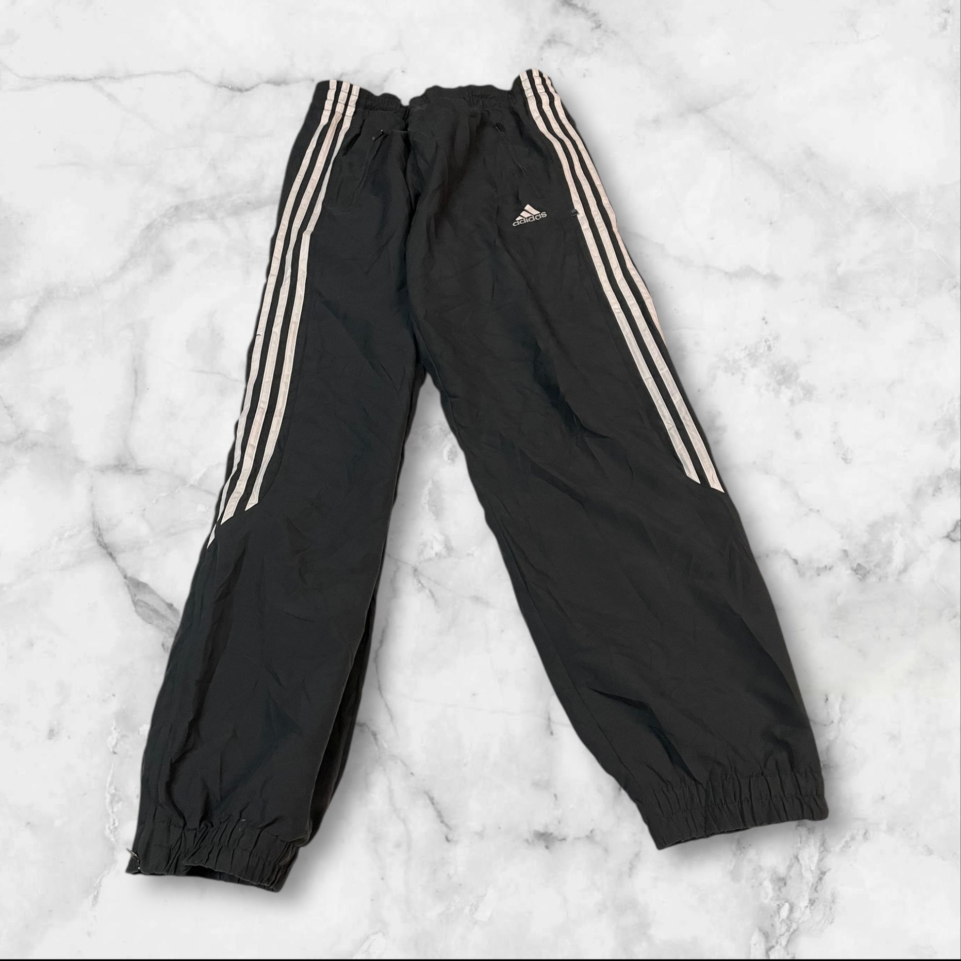 Entdecke unsere Vintage Track Pants von Nike und anderen Marken, erhältlich bei Valuxery.de - Dein Shop für trendige Vintage - Kleidung. Unsere Track Pants sind aus hochwertigen Materialien und