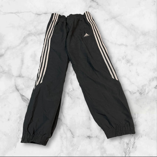 Entdecke unsere Vintage Track Pants von Nike und anderen Marken, erhältlich bei Valuxery.de - Dein Shop für trendige Vintage - Kleidung. Unsere Track Pants sind aus hochwertigen Materialien und