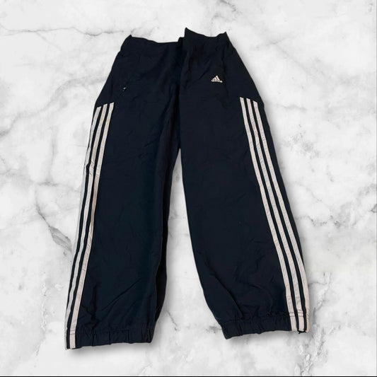 Entdecke unsere Vintage Track Pants von Nike und anderen Marken, erhältlich bei Valuxery.de - Dein Shop für trendige Vintage - Kleidung. Unsere Track Pants sind aus hochwertigen Materialien und