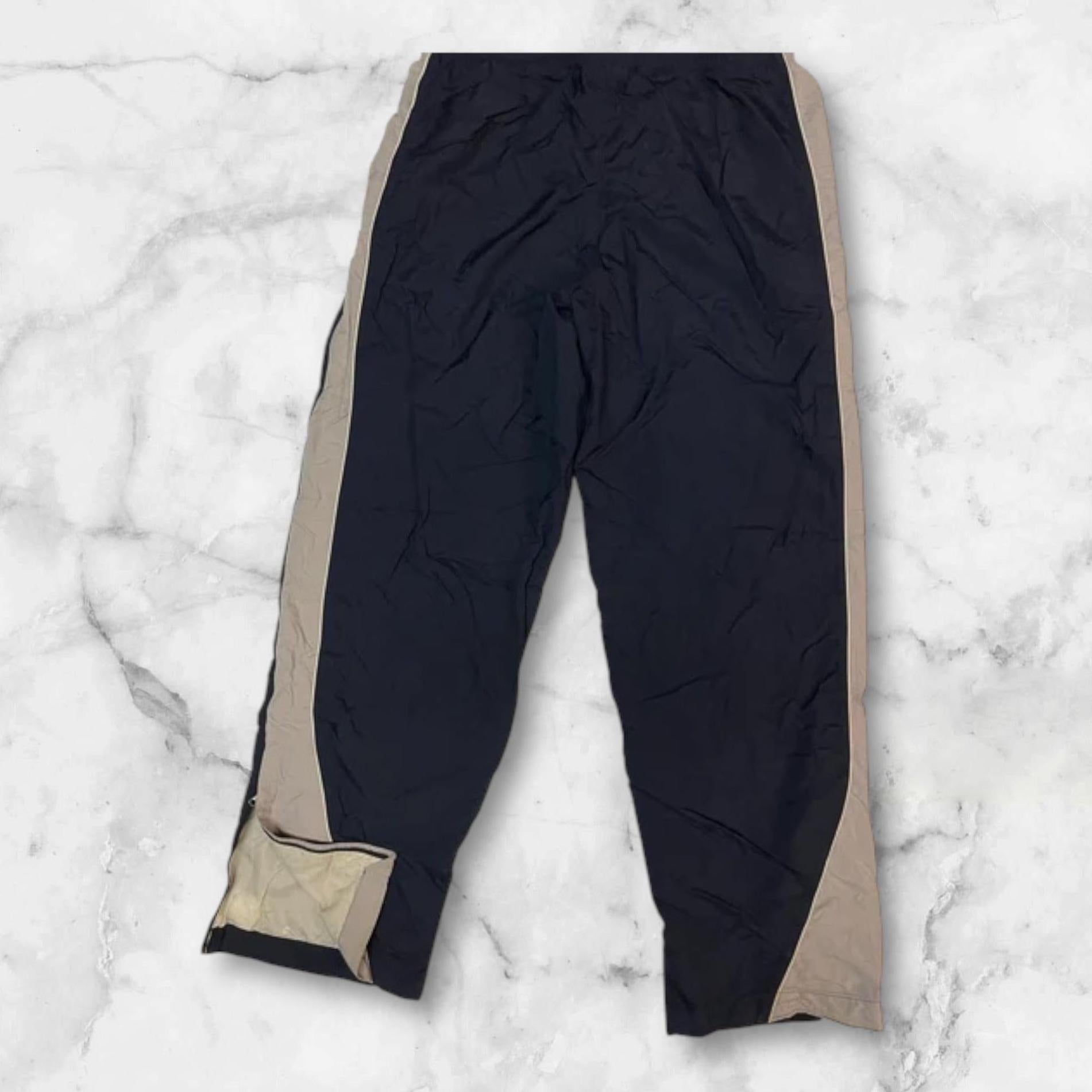 Entdecke unsere Vintage Track Pants von Nike und anderen Marken, erhältlich bei Valuxery.de - Dein Shop für trendige Vintage - Kleidung. Unsere Track Pants sind aus hochwertigen Materialien und