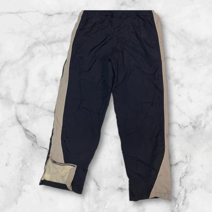 Entdecke unsere Vintage Track Pants von Nike und anderen Marken, erhältlich bei Valuxery.de - Dein Shop für trendige Vintage - Kleidung. Unsere Track Pants sind aus hochwertigen Materialien und
