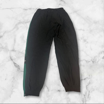 Entdecke unsere Vintage Track Pants von Nike und anderen Marken, erhältlich bei Valuxery.de - Dein Shop für trendige Vintage - Kleidung. Unsere Track Pants sind aus hochwertigen Materialien und