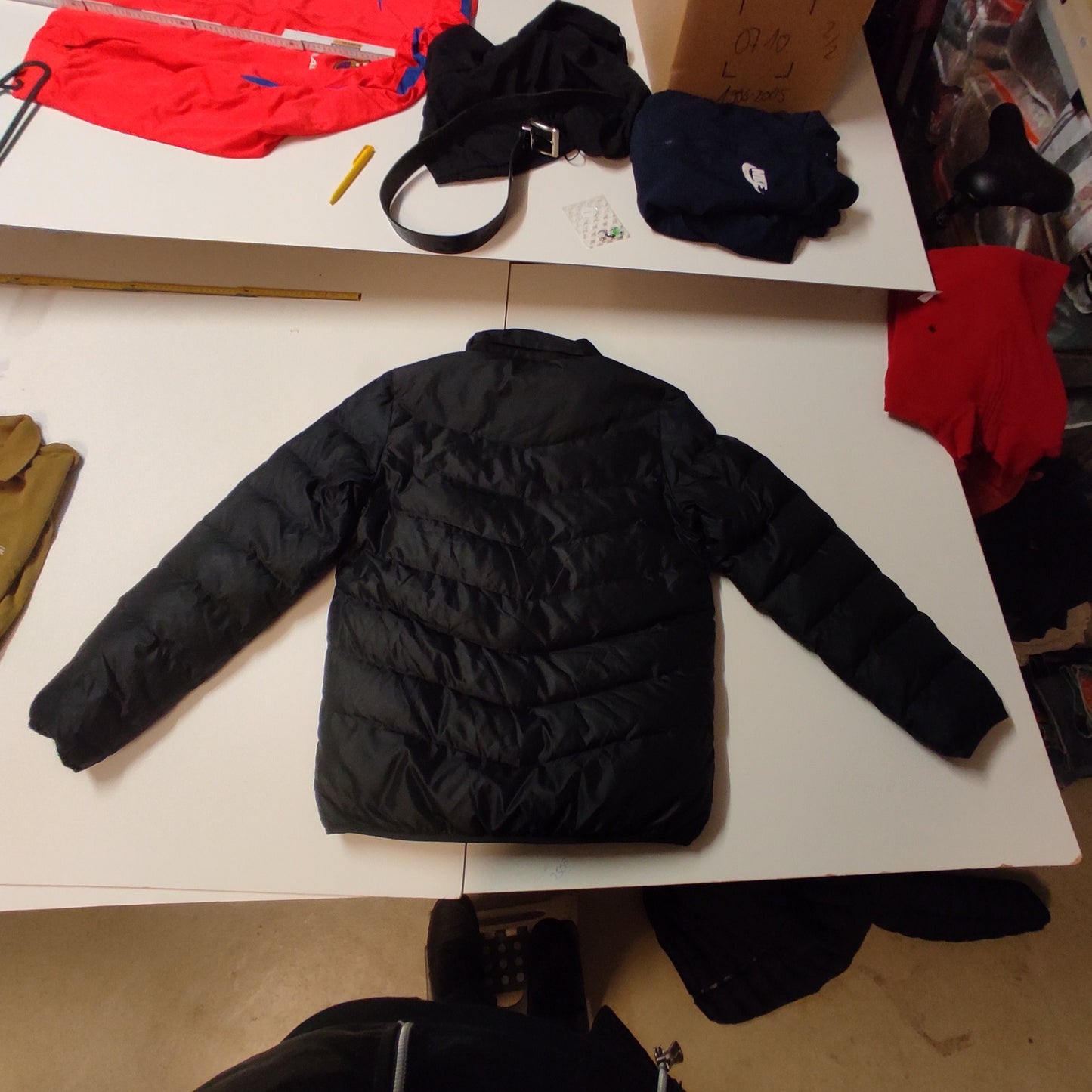 Entdecke unsere Vintage Track Pants von Nike und anderen Marken, erhältlich bei Valuxery.de - Dein Shop für trendige Vintage - Kleidung. Unsere Track Pants sind aus hochwertigen Materialien und