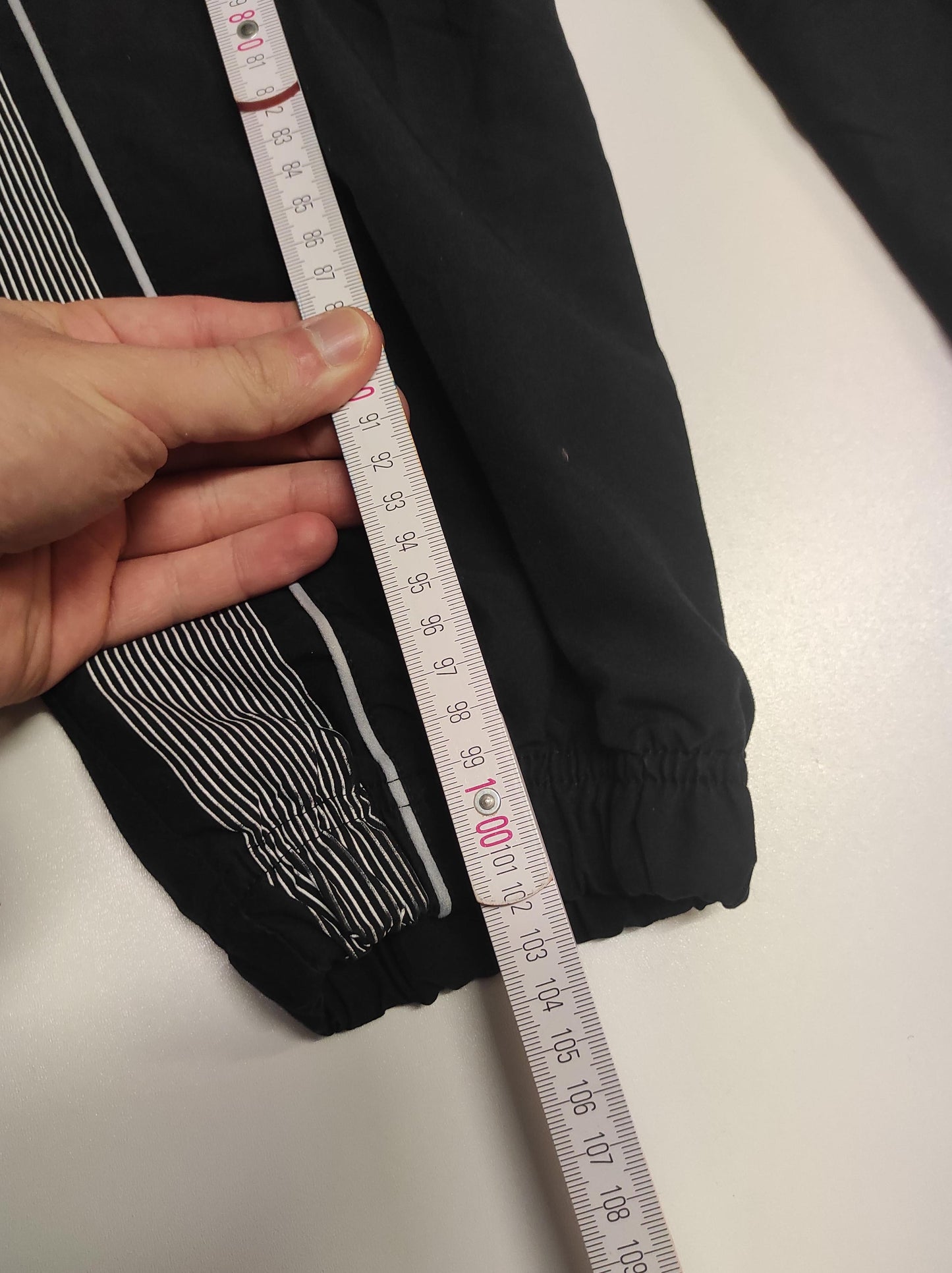 Entdecke unsere Vintage Track Pants von Nike und anderen Marken, erhältlich bei Valuxery.de - Dein Shop für trendige Vintage - Kleidung. Unsere Track Pants sind aus hochwertigen Materialien und