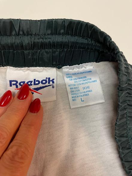 Entdecke unsere Vintage Track Pants von Nike und anderen Marken, erhältlich bei Valuxery.de - Dein Shop für trendige Vintage - Kleidung. Unsere Track Pants sind aus hochwertigen Materialien und