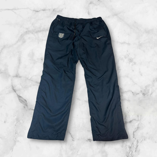 Entdecke unsere Vintage Track Pants von Nike und anderen Marken, erhältlich bei Valuxery.de - Dein Shop für trendige Vintage - Kleidung. Unsere Track Pants sind aus hochwertigen Materialien und
