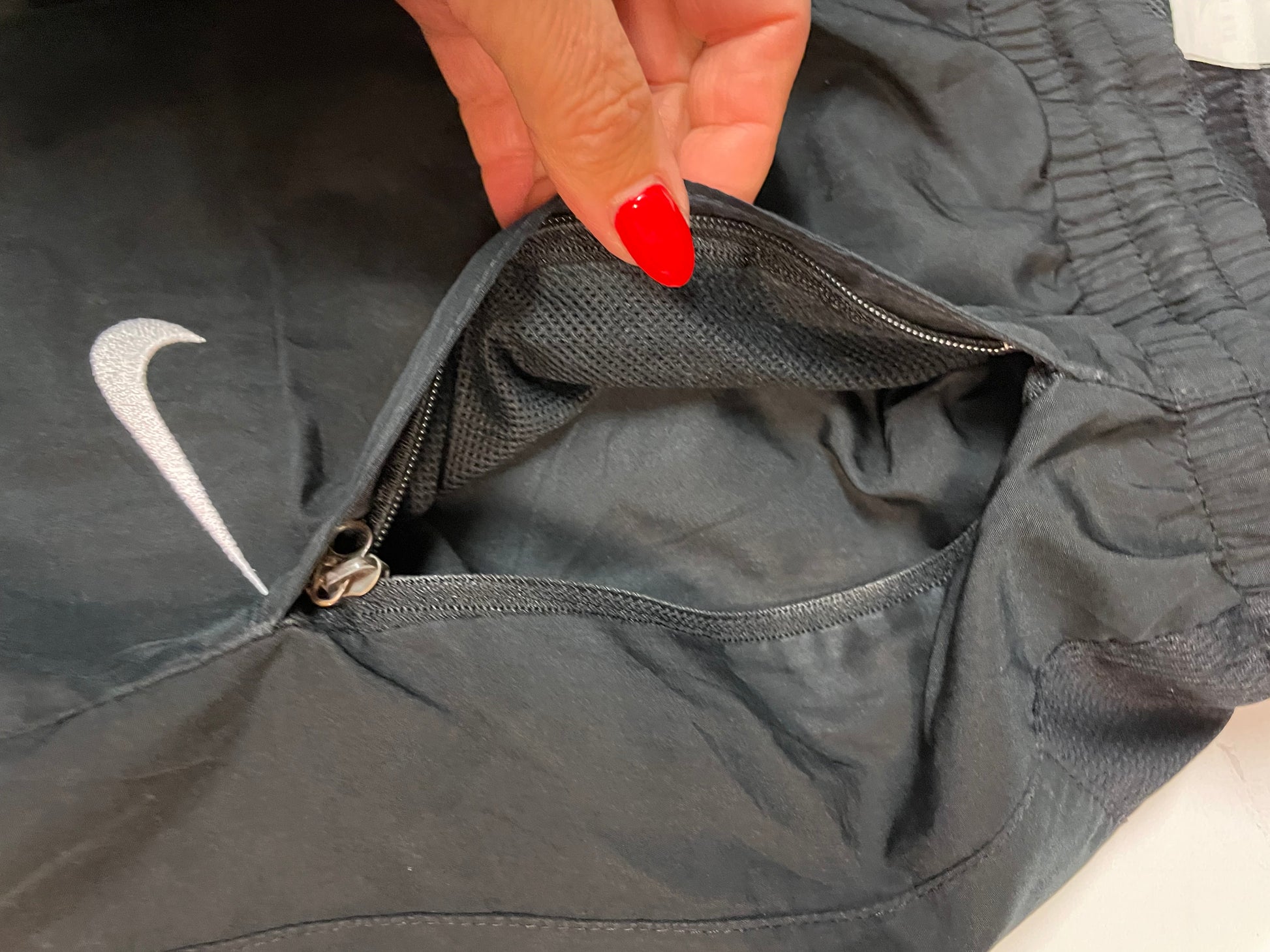 Entdecke unsere Vintage Track Pants von Nike und anderen Marken, erhältlich bei Valuxery.de - Dein Shop für trendige Vintage - Kleidung. Unsere Track Pants sind aus hochwertigen Materialien und