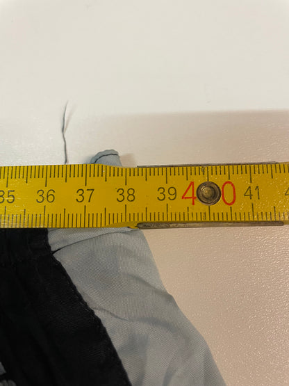 Entdecke unsere Vintage Track Pants von Nike und anderen Marken, erhältlich bei Valuxery.de - Dein Shop für trendige Vintage - Kleidung. Unsere Track Pants sind aus hochwertigen Materialien und
