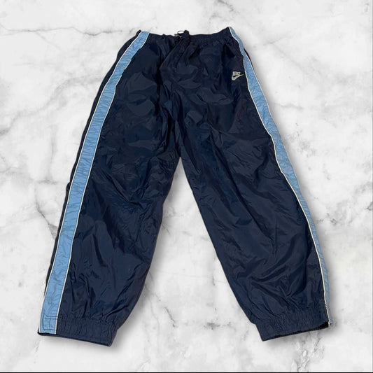 Entdecke unsere Vintage Track Pants von Nike und anderen Marken, erhältlich bei Valuxery.de - Dein Shop für trendige Vintage - Kleidung. Unsere Track Pants sind aus hochwertigen Materialien und