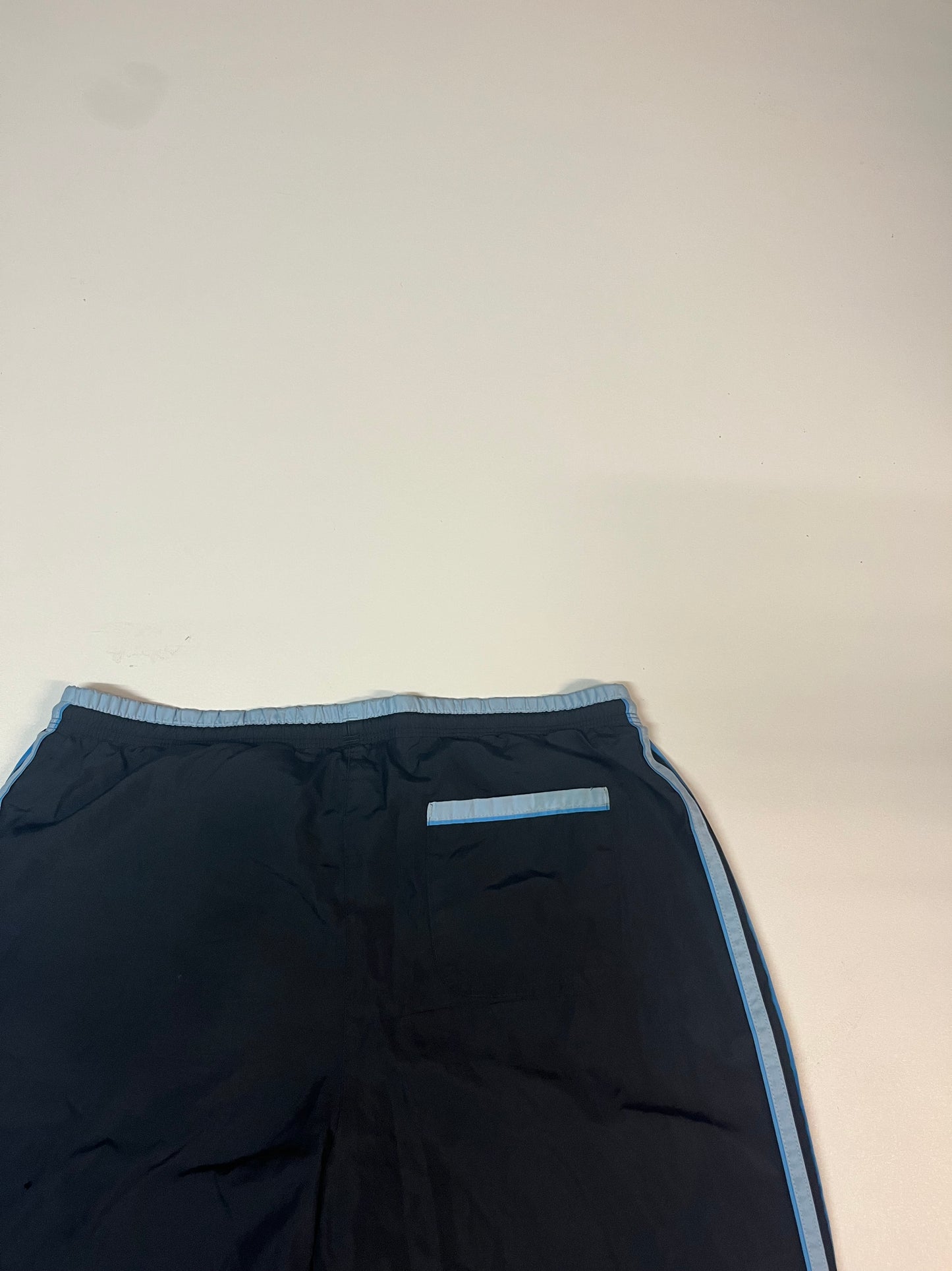 Entdecke unsere Vintage Track Pants von Nike und anderen Marken, erhältlich bei Valuxery.de - Dein Shop für trendige Vintage - Kleidung. Unsere Track Pants sind aus hochwertigen Materialien und