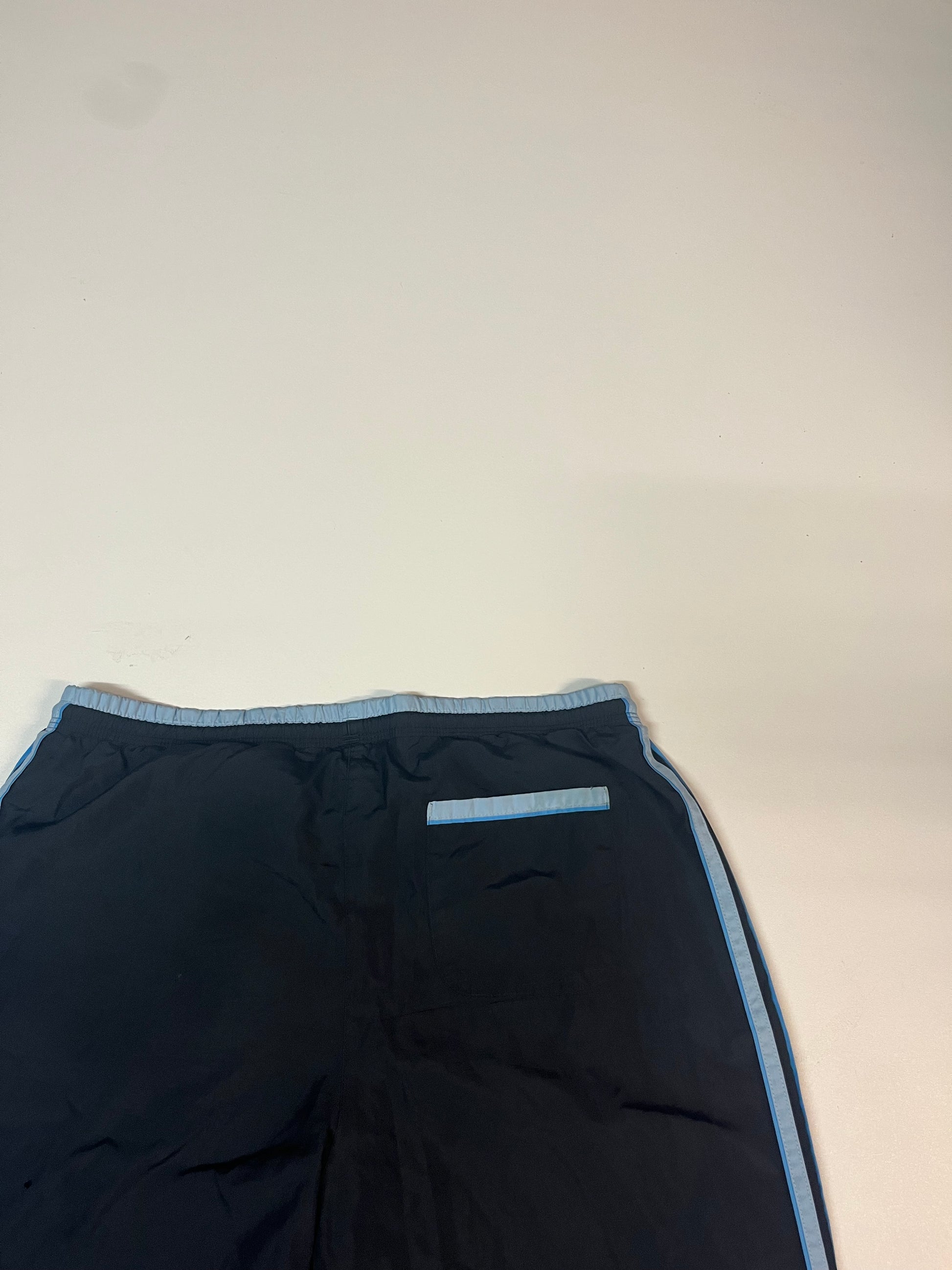 Entdecke unsere Vintage Track Pants von Nike und anderen Marken, erhältlich bei Valuxery.de - Dein Shop für trendige Vintage - Kleidung. Unsere Track Pants sind aus hochwertigen Materialien und