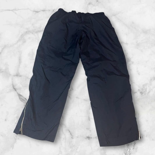 Entdecke unsere Vintage Track Pants von Nike und anderen Marken, erhältlich bei Valuxery.de - Dein Shop für trendige Vintage - Kleidung. Unsere Track Pants sind aus hochwertigen Materialien und