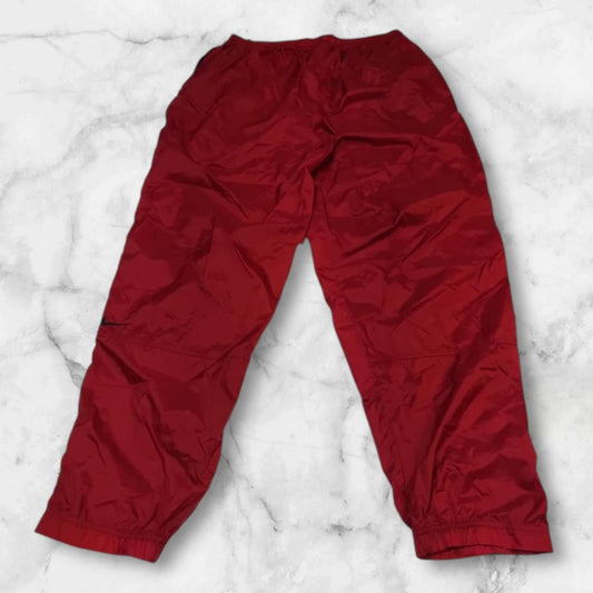 Entdecke unsere Vintage Track Pants von Nike und anderen Marken, erhältlich bei Valuxery.de - Dein Shop für trendige Vintage - Kleidung. Unsere Track Pants sind aus hochwertigen Materialien und