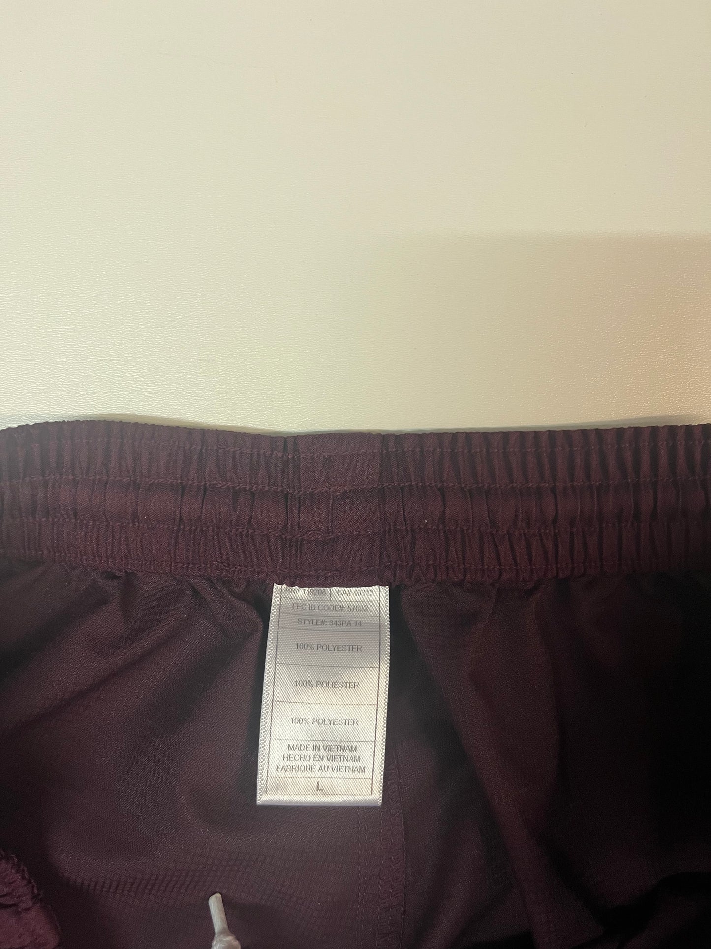 Entdecke unsere Vintage Track Pants von Nike und anderen Marken, erhältlich bei Valuxery.de - Dein Shop für trendige Vintage - Kleidung. Unsere Track Pants sind aus hochwertigen Materialien und