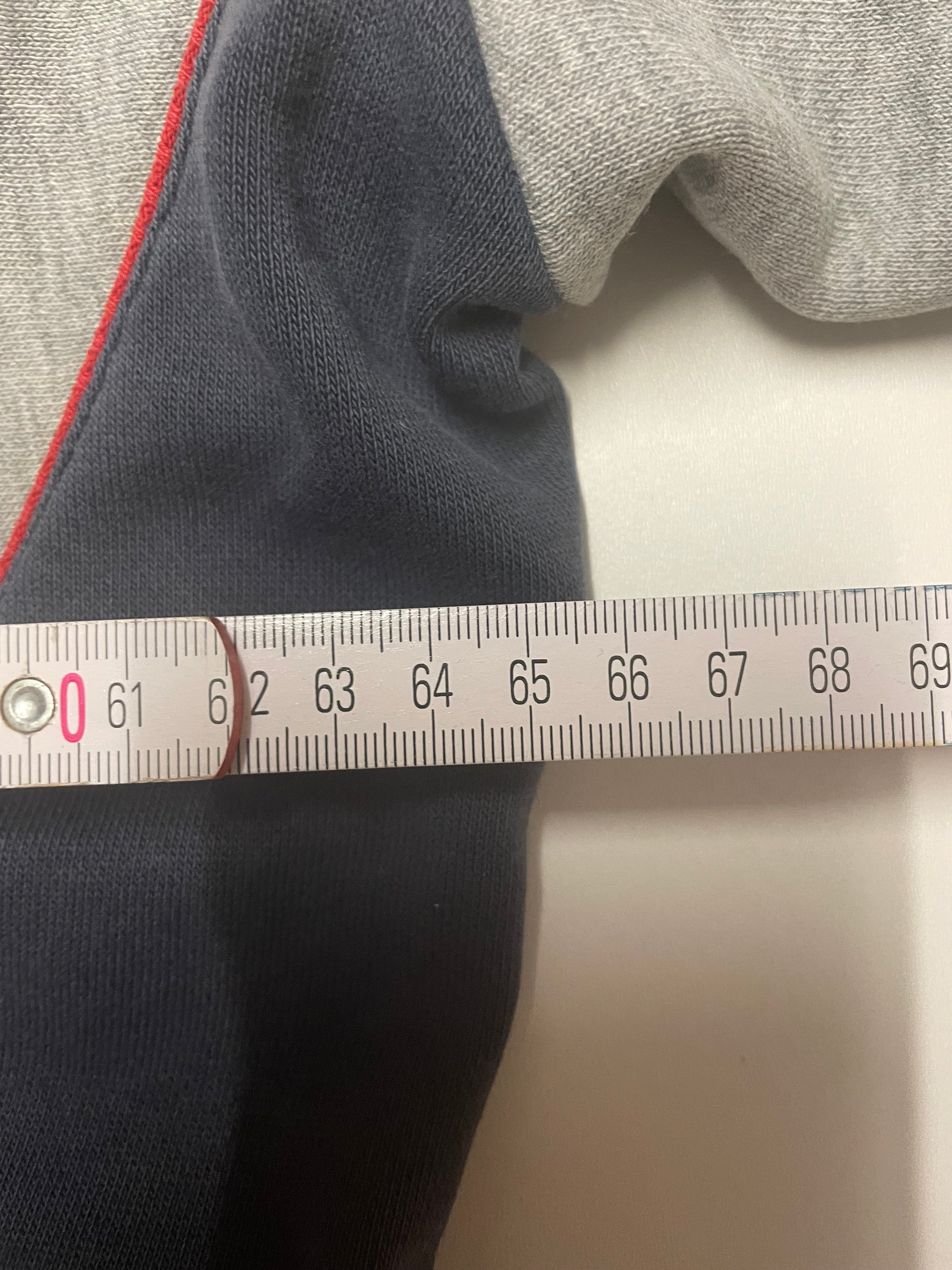 Entdecke unsere Vintage Track Pants von Nike und anderen Marken, erhältlich bei Valuxery.de - Dein Shop für trendige Vintage - Kleidung. Unsere Track Pants sind aus hochwertigen Materialien und