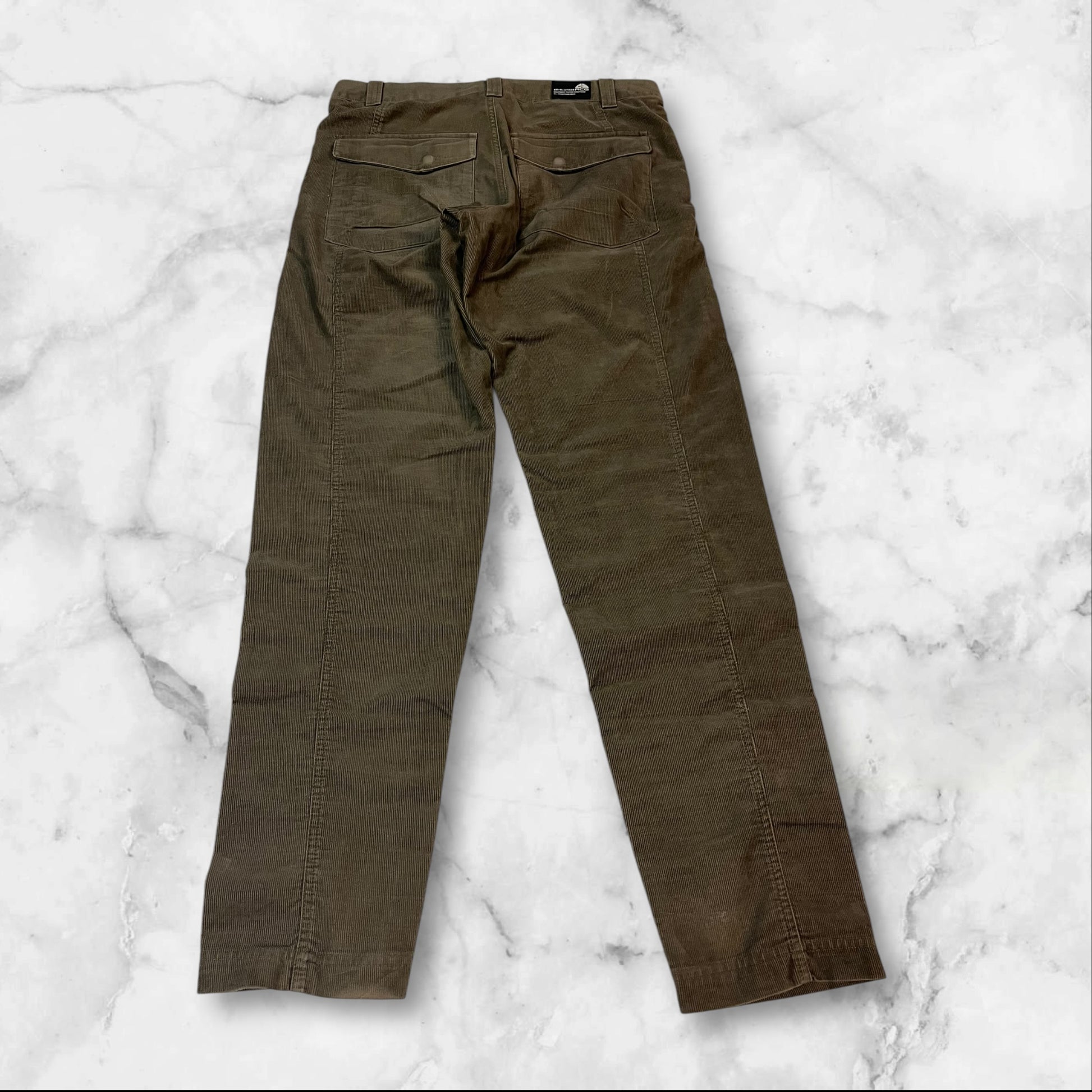 Entdecke unsere Vintage Track Pants von Nike und anderen Marken, erhältlich bei Valuxery.de - Dein Shop für trendige Vintage - Kleidung. Unsere Track Pants sind aus hochwertigen Materialien und