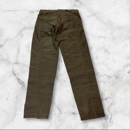 Entdecke unsere Vintage Track Pants von Nike und anderen Marken, erhältlich bei Valuxery.de - Dein Shop für trendige Vintage - Kleidung. Unsere Track Pants sind aus hochwertigen Materialien und