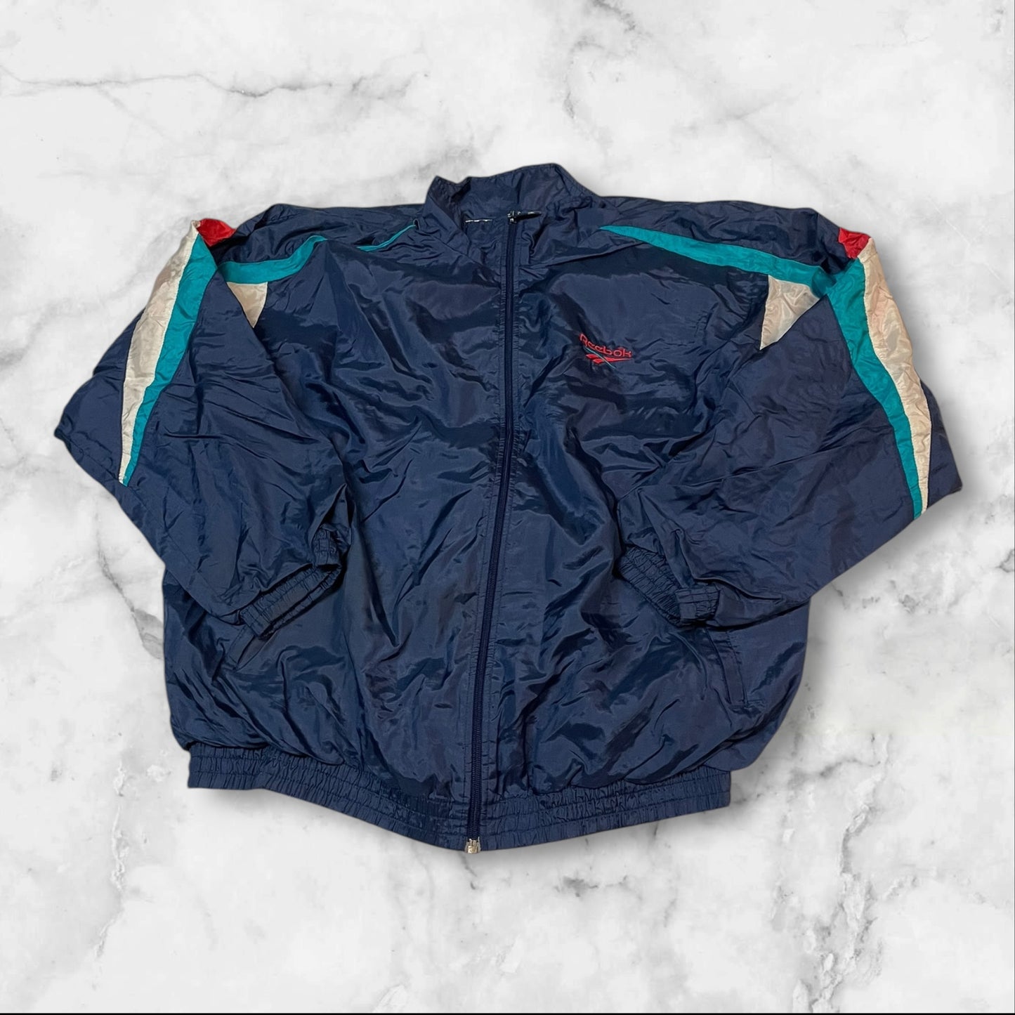 Entdecke unsere Vintage Track Pants von Nike und anderen Marken, erhältlich bei Valuxery.de - Dein Shop für trendige Vintage - Kleidung. Unsere Track Pants sind aus hochwertigen Materialien und