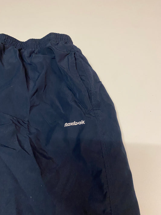 Entdecke unsere Vintage Track Pants von Nike und anderen Marken, erhältlich bei Valuxery.de - Dein Shop für trendige Vintage - Kleidung. Unsere Track Pants sind aus hochwertigen Materialien und