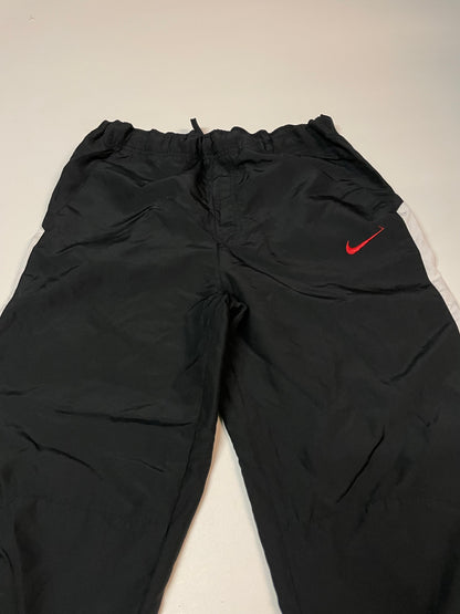 Entdecke unsere Vintage Track Pants von Nike und anderen Marken, erhältlich bei Valuxery.de - Dein Shop für trendige Vintage - Kleidung. Unsere Track Pants sind aus hochwertigen Materialien und