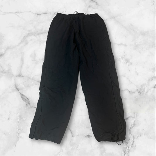Entdecke unsere Vintage Track Pants von Nike und anderen Marken, erhältlich bei Valuxery.de - Dein Shop für trendige Vintage - Kleidung. Unsere Track Pants sind aus hochwertigen Materialien und