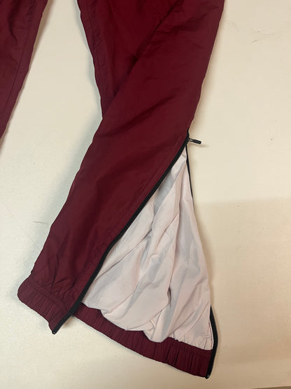 Entdecke unsere Vintage Track Pants von Nike und anderen Marken, erhältlich bei Valuxery.de - Dein Shop für trendige Vintage - Kleidung. Unsere Track Pants sind aus hochwertigen Materialien und