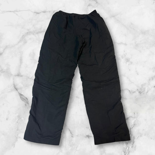 Entdecke unsere Vintage Track Pants von Nike und anderen Marken, erhältlich bei Valuxery.de - Dein Shop für trendige Vintage - Kleidung. Unsere Track Pants sind aus hochwertigen Materialien und