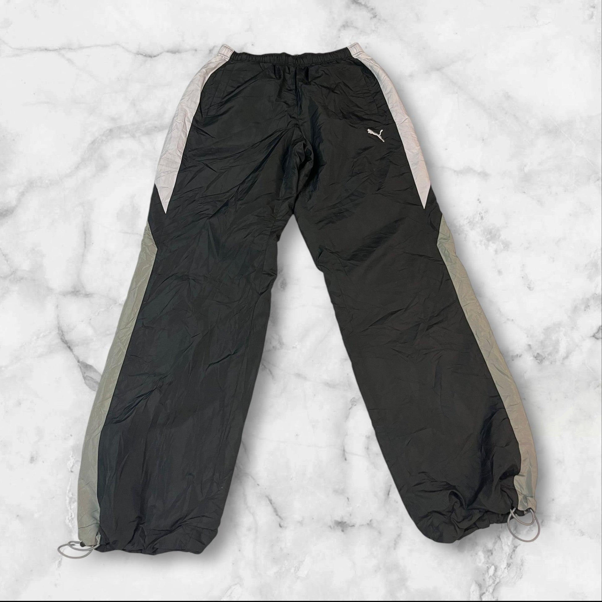 Entdecke unsere Vintage Track Pants von Nike und anderen Marken, erhältlich bei Valuxery.de - Dein Shop für trendige Vintage - Kleidung. Unsere Track Pants sind aus hochwertigen Materialien und